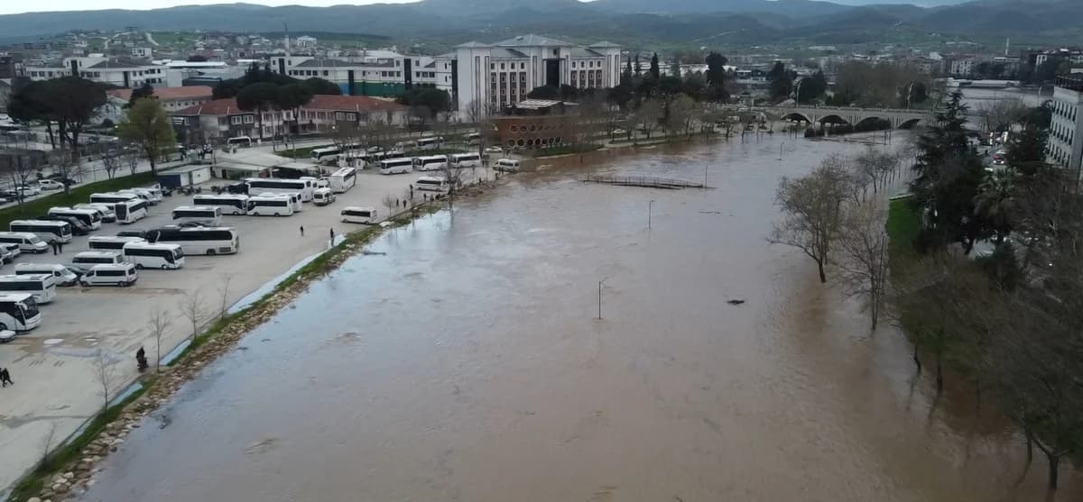 Çanakkale’de Kocabaş Çayı Taştı: Tarım Arazileri Sular Altında Kaldı