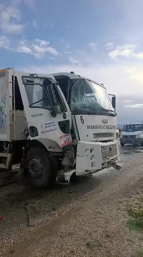 Manavgat’ta Belediye Araçları Çarpıştı: 7 Yaralı
