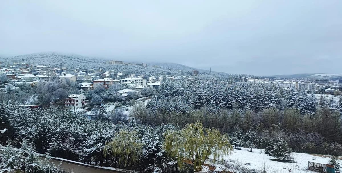Yozgat’ta Mayıs Sürprizi: Bahar Beklerken Karla Gelen Beyaz Örtü