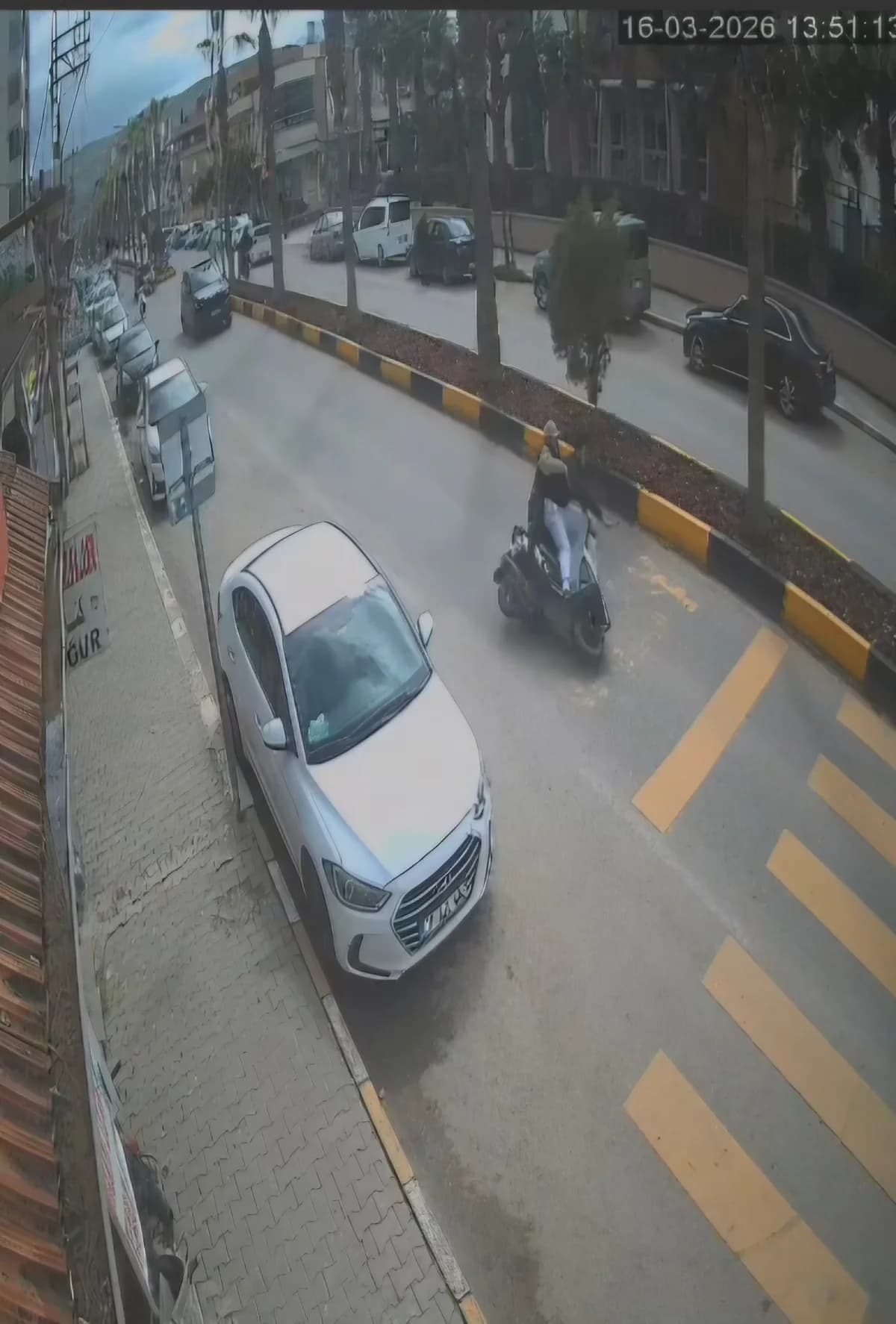 Reyhanlı’da Motosiklet Kazası: İki Yaralı ve Güvenlik Kamerası Kayıtları