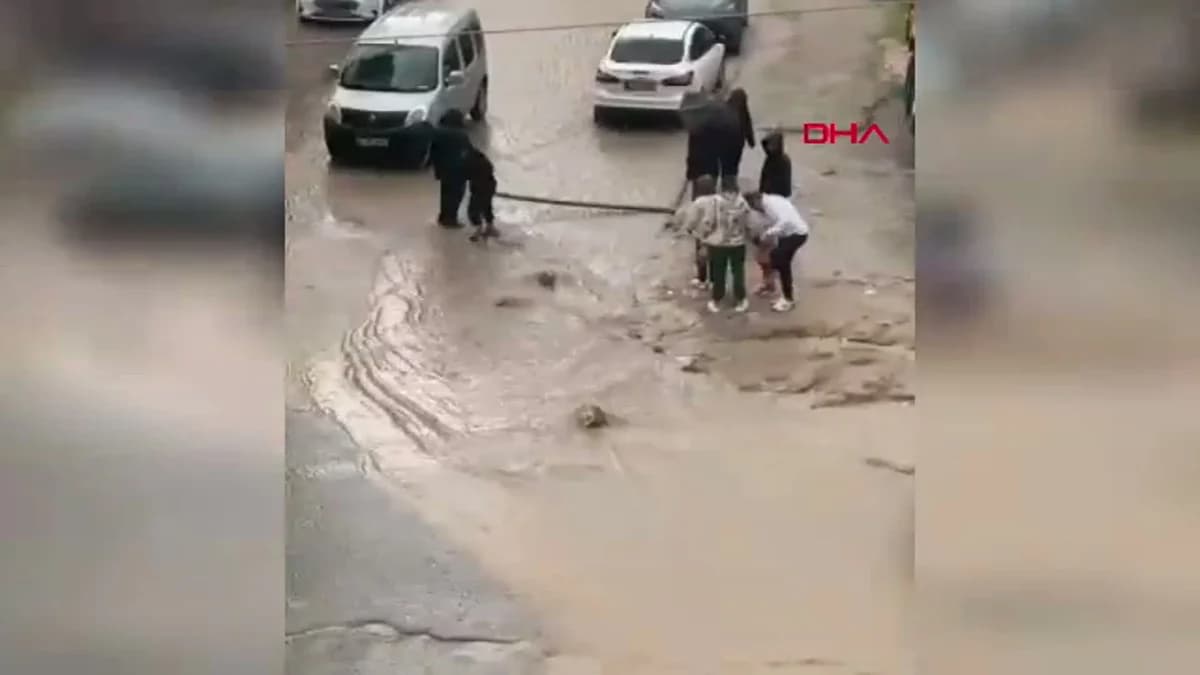 Mardin’de Sağanak Yağış Caddeleri Göle Döndü
