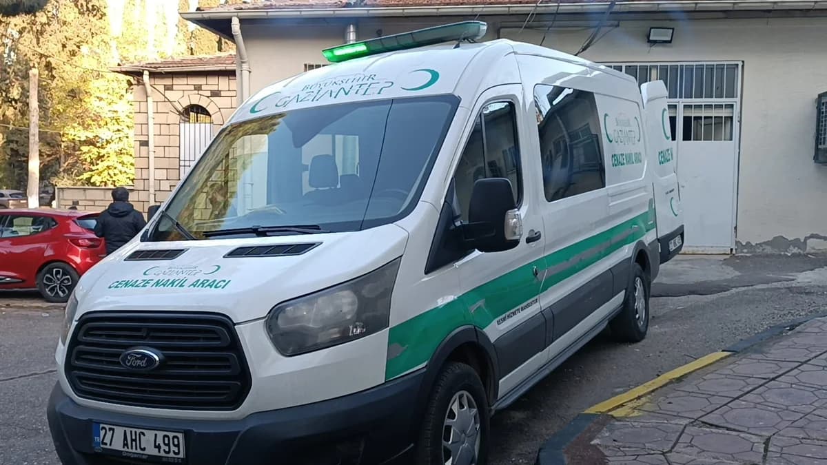 Gaziantep’te Korkunç Kaza: TIR’a Arkadan Çarpan Otomobilde Baba ve Oğul Can Verdi, Küçük Oğul Ağır Yaralandı