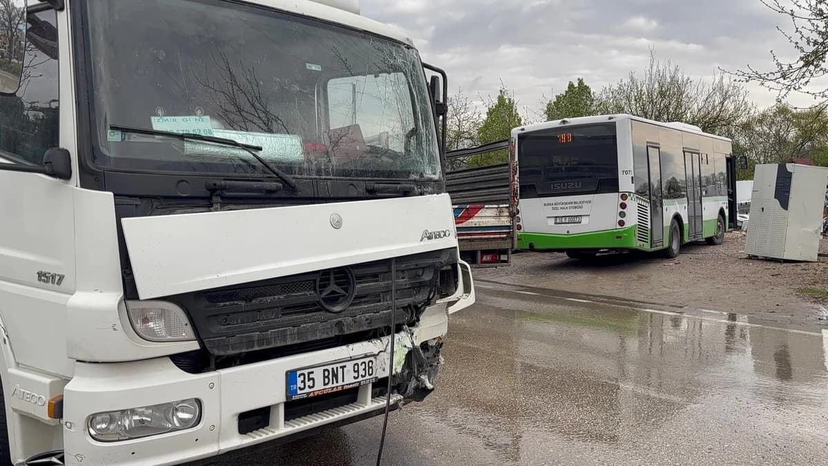 Bursa’da Halk Otobüsü ile Nakliye Kamyonu Çarpıştı: 2 Yaralı