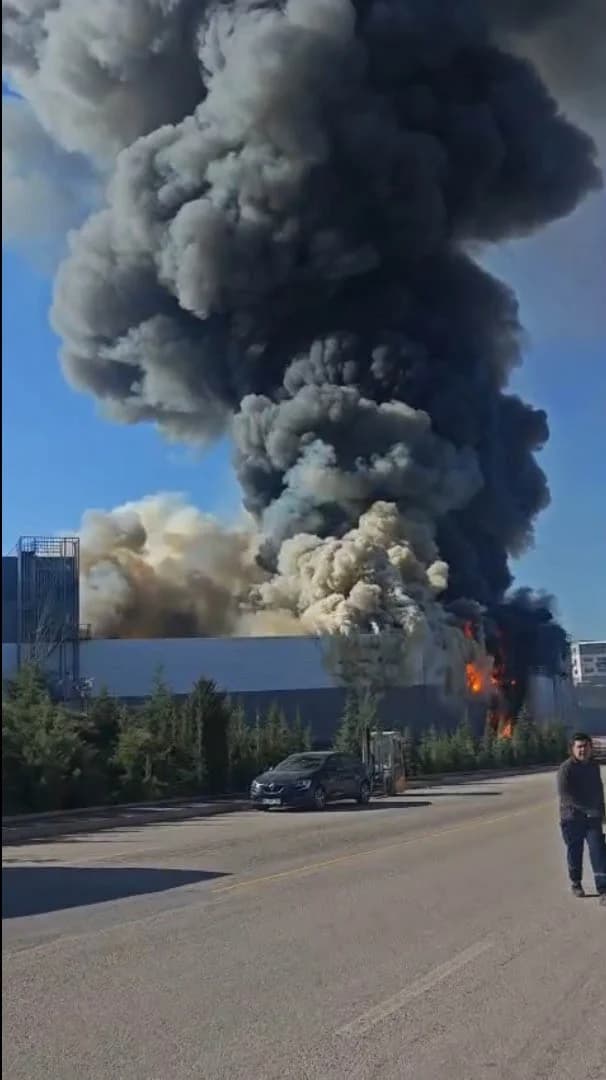 Ankara’da Boya Fabrikasında Korkutan Yangın