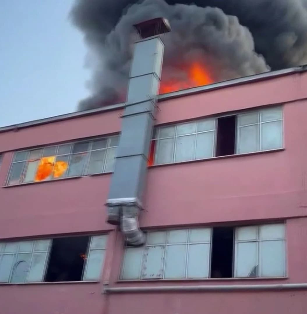 Başakşehir’deki Geri Dönüşüm Tesisinde Yangın Kontrol Altına Alındı