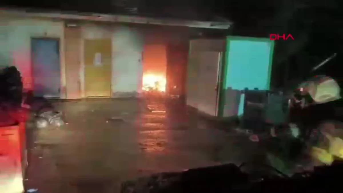 Diyarbakır’da Tıbbi Atık Deposunda Yangın Paniği