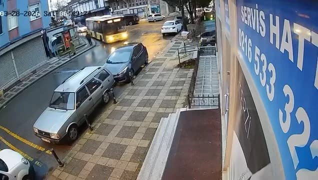İstanbul Ümraniye’de İETT Otobüsü Park Halindeki Araçlara Çarptı