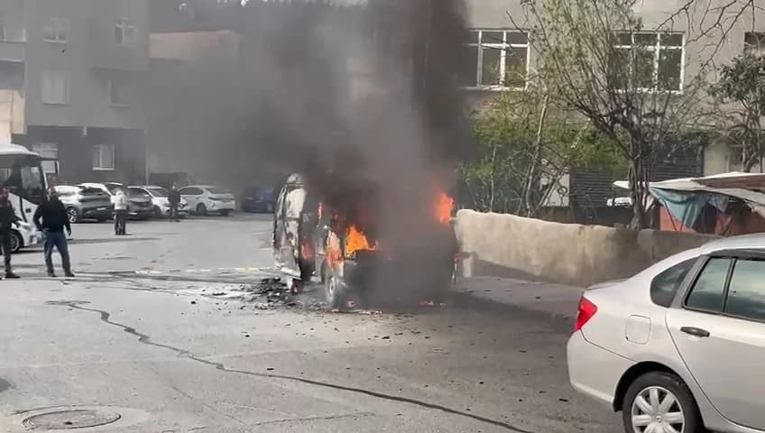 Ataşehir’de Park Halindeki Hafif Ticari Araç Yandı