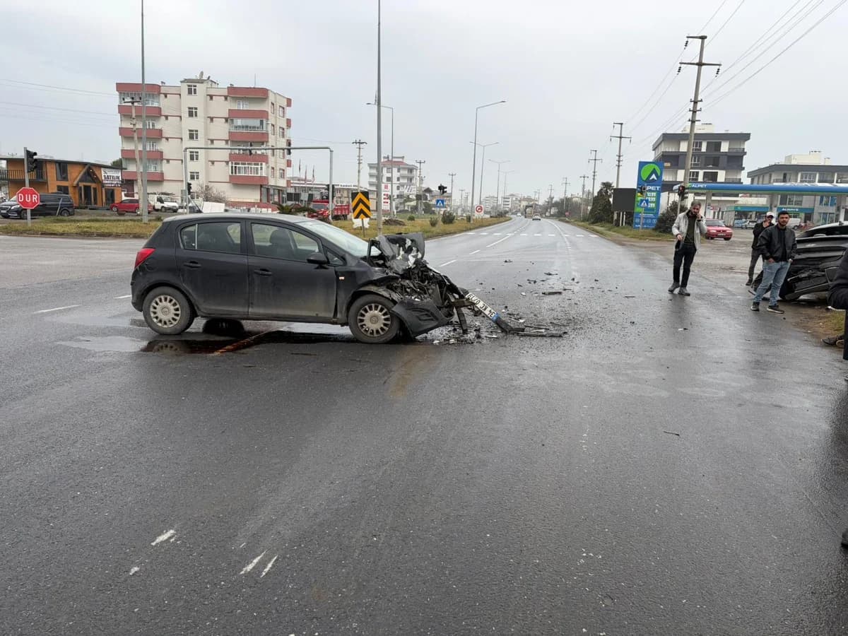 Kırmızı Işıkta Kazaya Karşı Dikkat! İki Yaralı