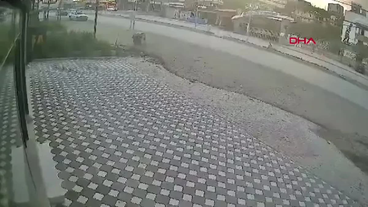 Hatay’da Hafriyat Kamyonu Devrildi: Kaza Anı Güvenlik Kamerasında Görüntülendi