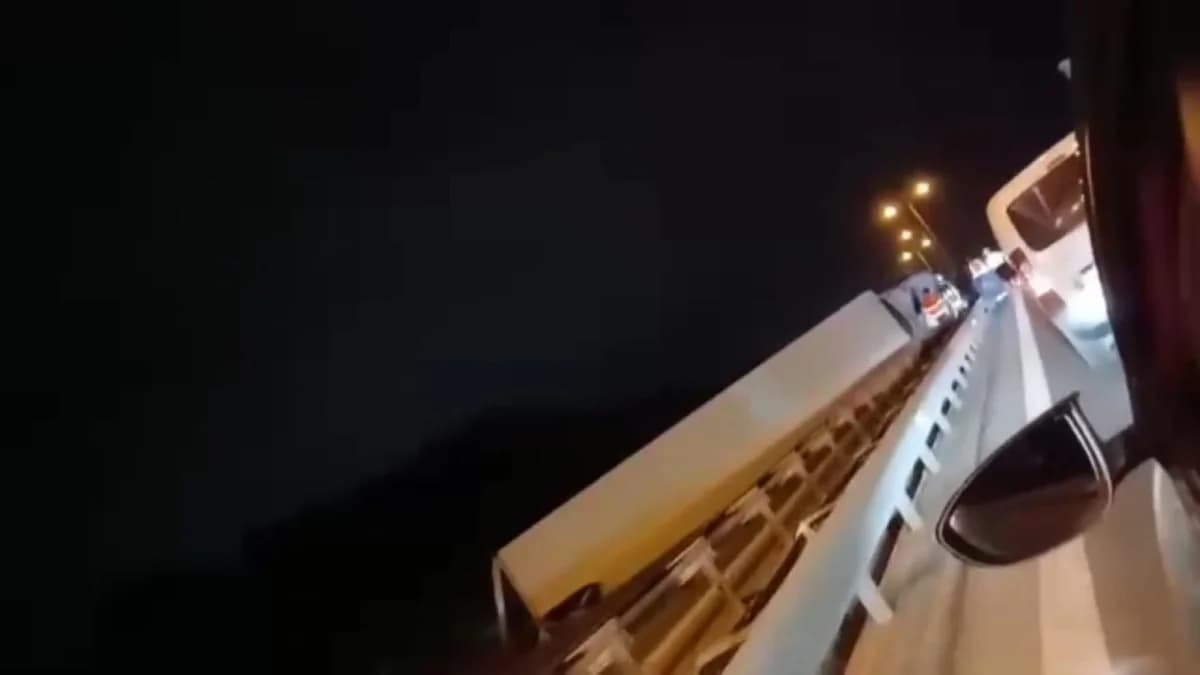 Büyükçekmece’de TIR Devrildi: Trafikte Yoğunluk Oluştu