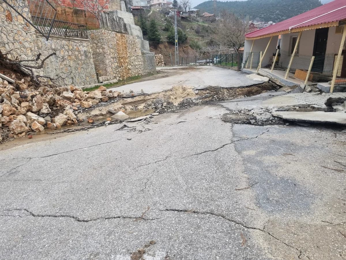 Mersin’de Heyelan Felaketi: Evler Zarar Gördü