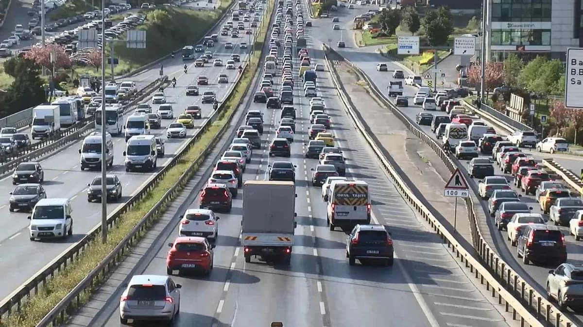 İstanbul’da Haftaya Trafik Çilesiyle Başlangıç: Yüzde 58’e Ulaşan Yoğunluk Sürücüleri Çileden Çıkardı