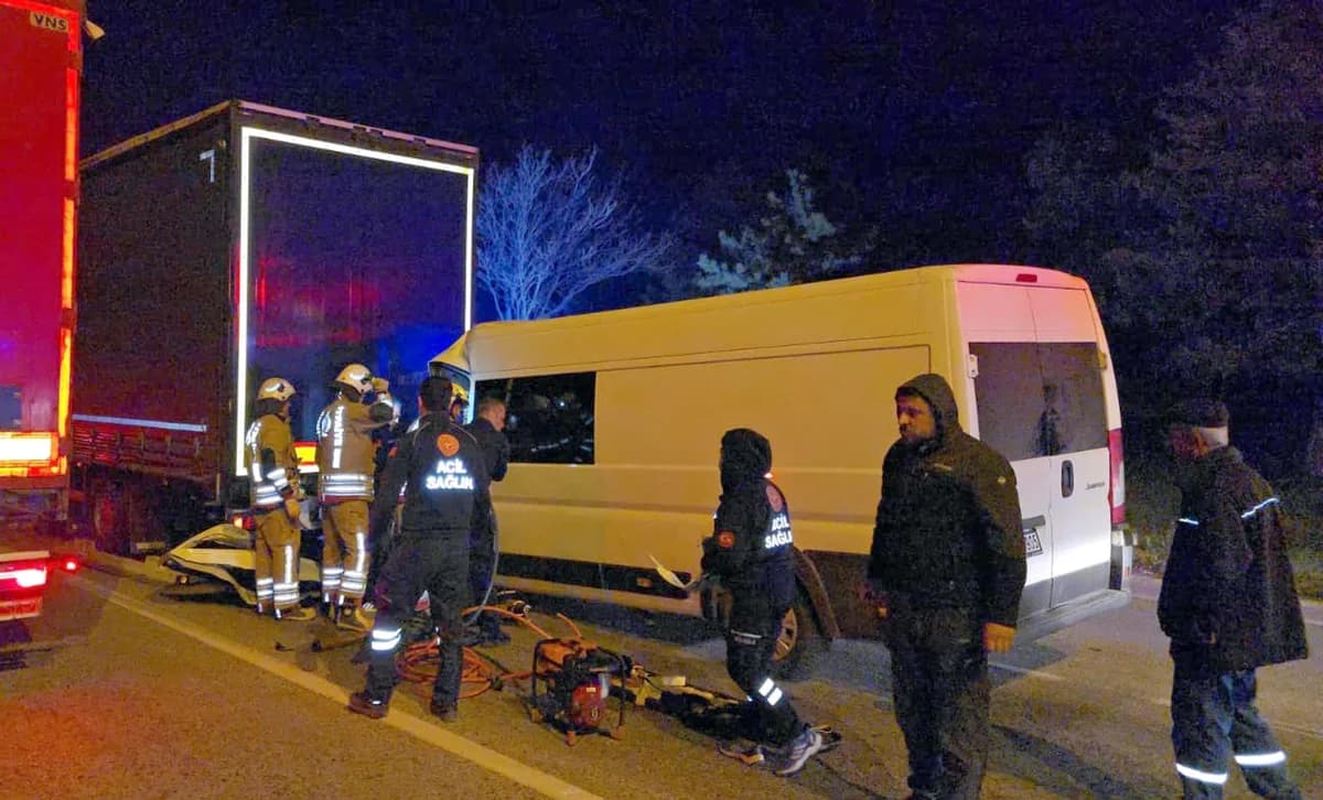 Edirne’de Kırmızı Işıkta TIR’a Çarpan Minibüsün Sürücüsü Hayatını Kaybetti