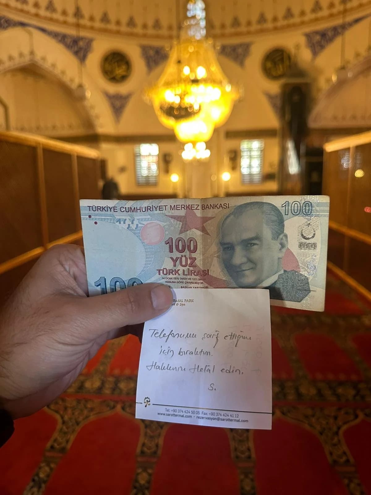 Camiye Bırakılan Sürpriz: Telefonunu Şarj Eden Kişi 100 TL ve Helallik Notuyla Ayrıldı