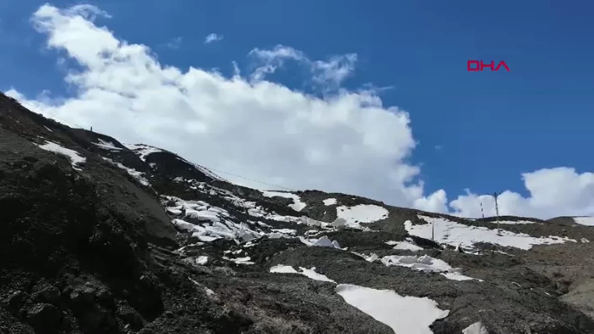 Bingöl’de Şiddetli Yağış Sonrası Köy Yolu Çöktü
