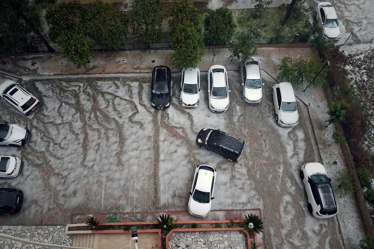 Adana’da Ani Dolu Yağışı: Cadde ve Sokaklar Beyaza Büründü