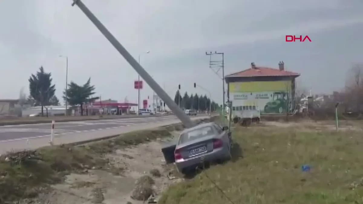 Kütahya’da Elektrik Direğine Çarpan Araçta Sürücü Yaralandı