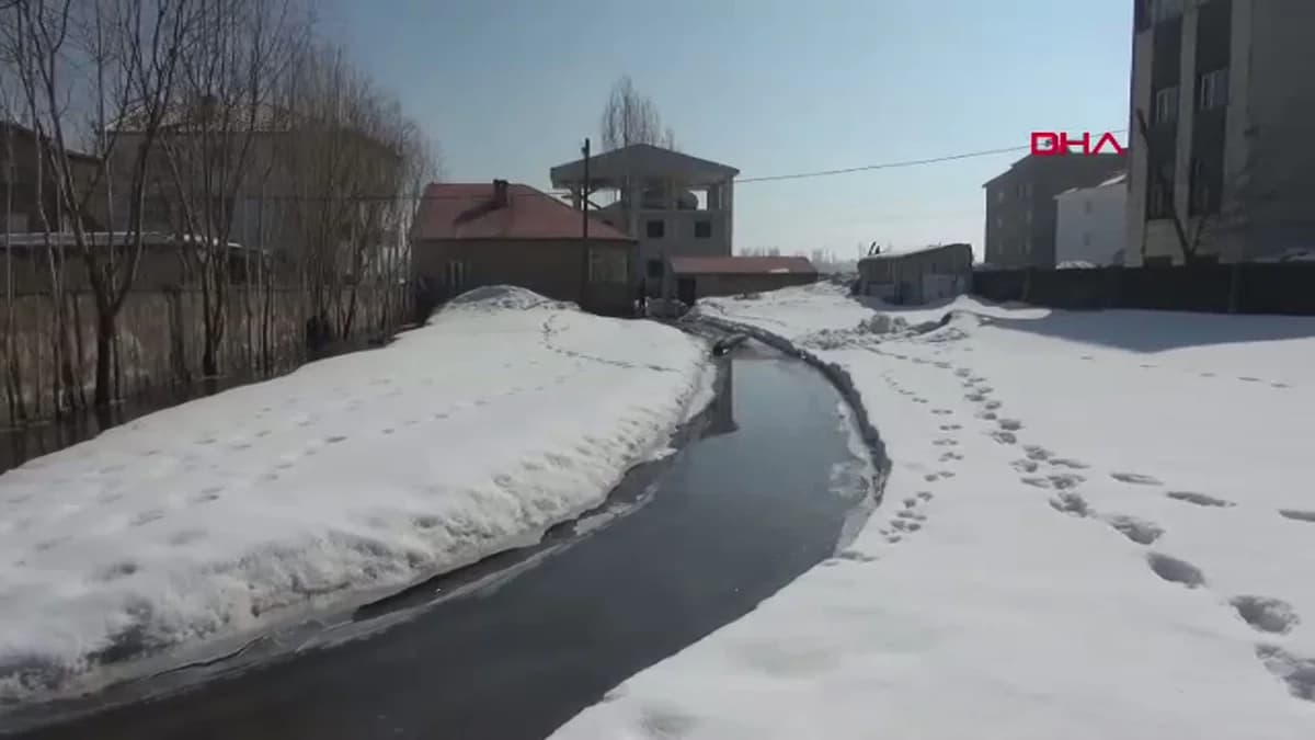Yüksekova’da Sağanak Yağışlar Rögarları Taşırdı, Evler Su Altında Kaldı