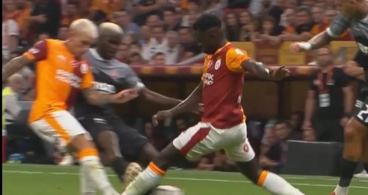 VAR Kararı Tartışma Yarattı: Karagümrük Maçta 10 Kişi Kaldı