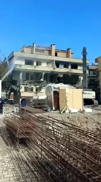 Avcılar’da Kentsel Dönüşüm: Tek Darbede Yıkılan Bina