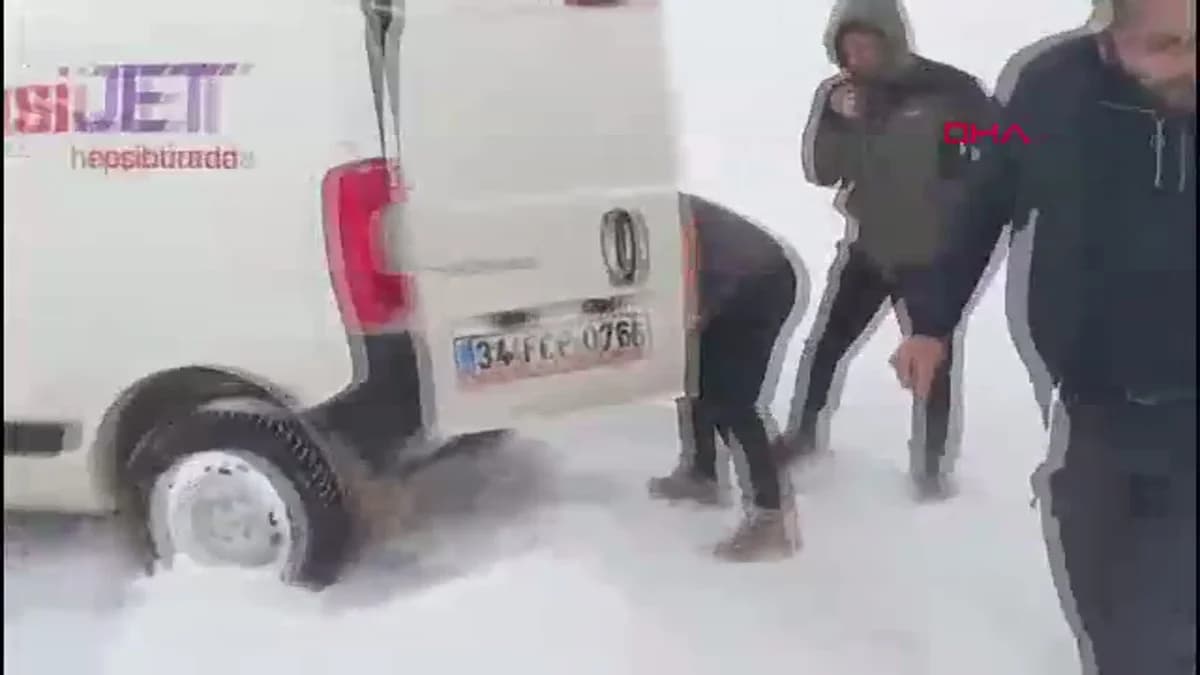 Kars’ta Etkili Tipi ve Buzlanma Sebebiyle Sürücüler Zor Anlar Yaşadı