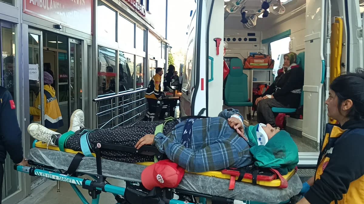 Adana’da Tarım İşçilerini Taşıyan Minibüs Devrildi, 17 Kişi Yaralandı