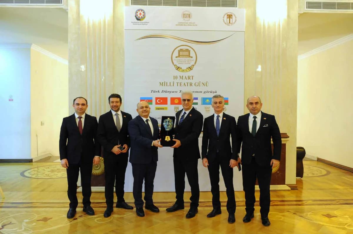 Tamer Karadağlı, Azerbaycan’da ‘Sanatkar Madalyonu’ Ödülünü Kazandı