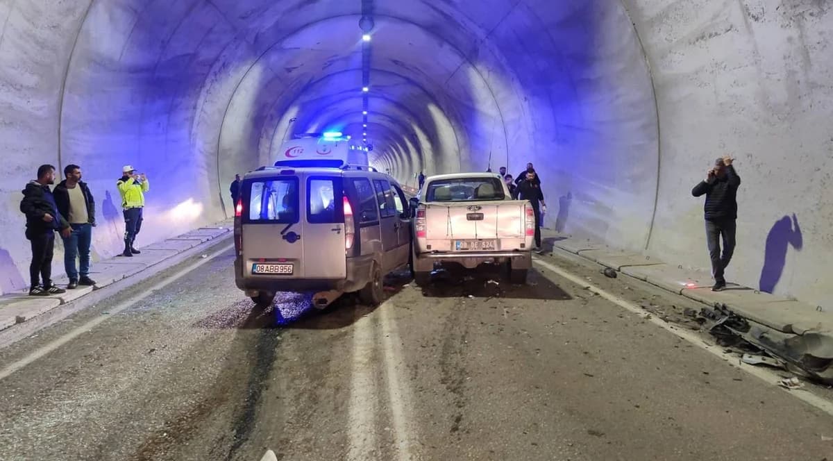 Artvin’de Tünelde Ölümcül Kaza Kamerada: 7 Yaralı
