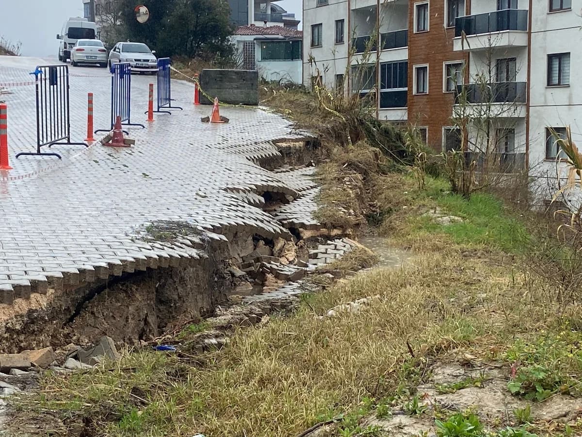 Bursa’da Şiddetli Yağış ve Fırtına: Ağaçlar Devrildi, Yollar Çökmeye Başladı