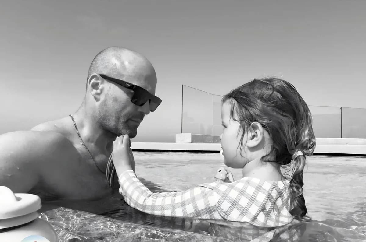 Jason Statham, Antalya’daki Sonsuzluk Havuzunda Keyifli Anlar Yaşadı