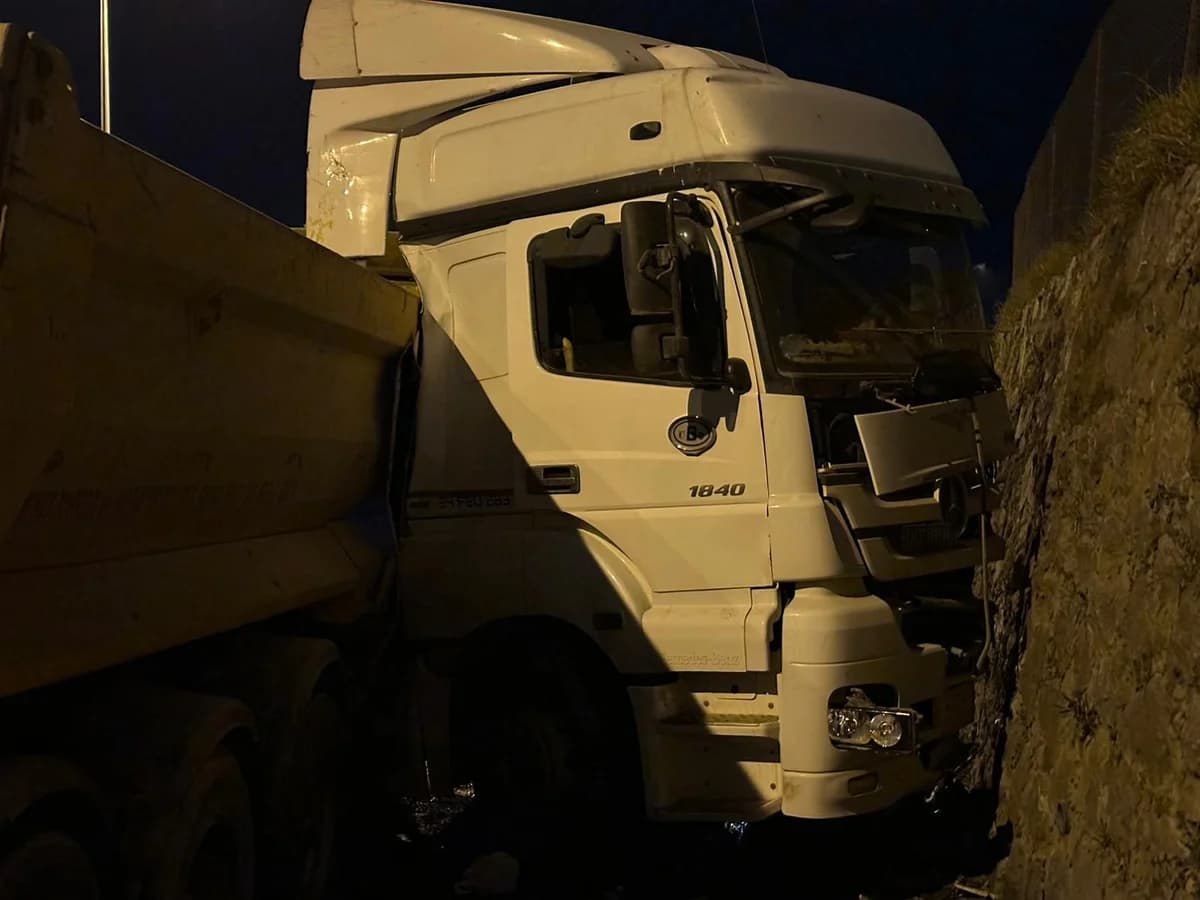 Sancaktepe’de Hafriyat Kamyonu İstinat Duvarına Çarptı: Şoför Ağır Yaralandı