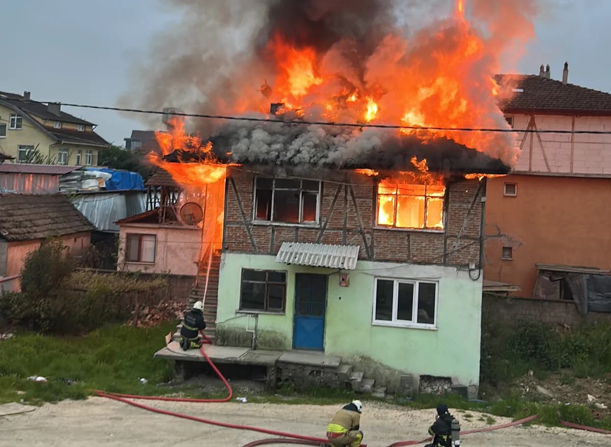 Düzce’de Korkutan Yangın: 2 Katlı Ev Küle Döndü