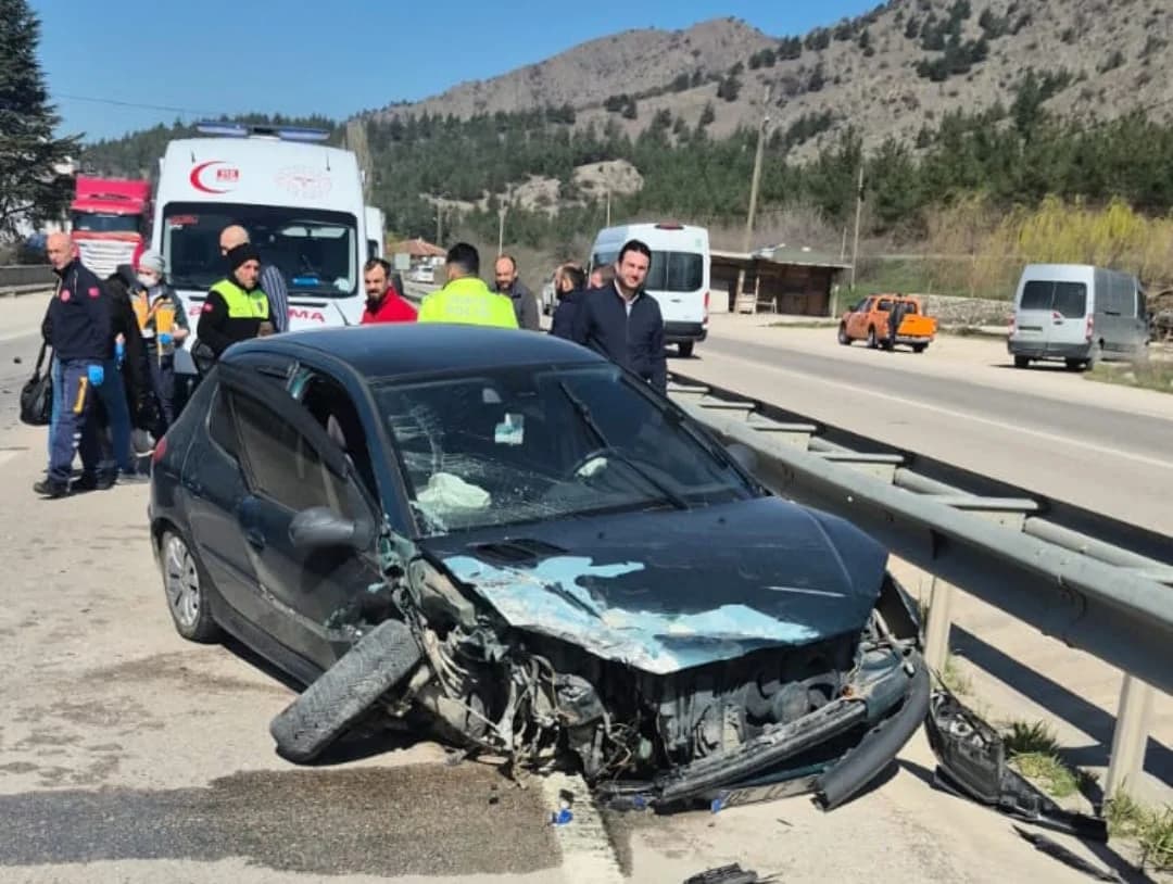 Amasya’da Otomobil ve Kamyonet Çarpıştı: 3 Yaralı