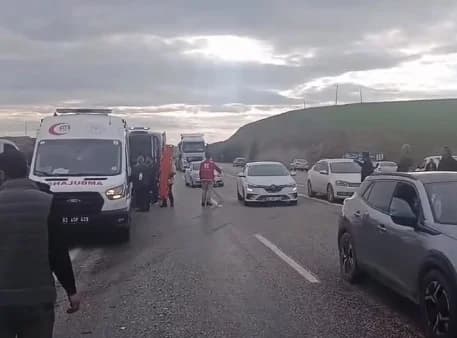 Adıyaman’da Hafif Ticari Araç ile Otomobil Çarpıştı: 5 Yaralı