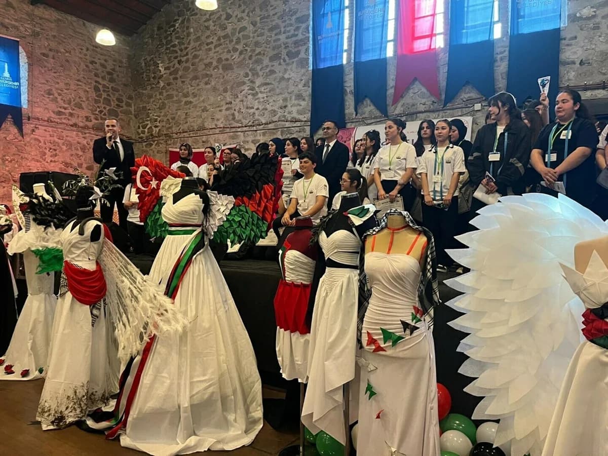 İzmir’deki Meslek Lisesi Öğrencileri Filistin Temalı Tasarımlar Sunuyor