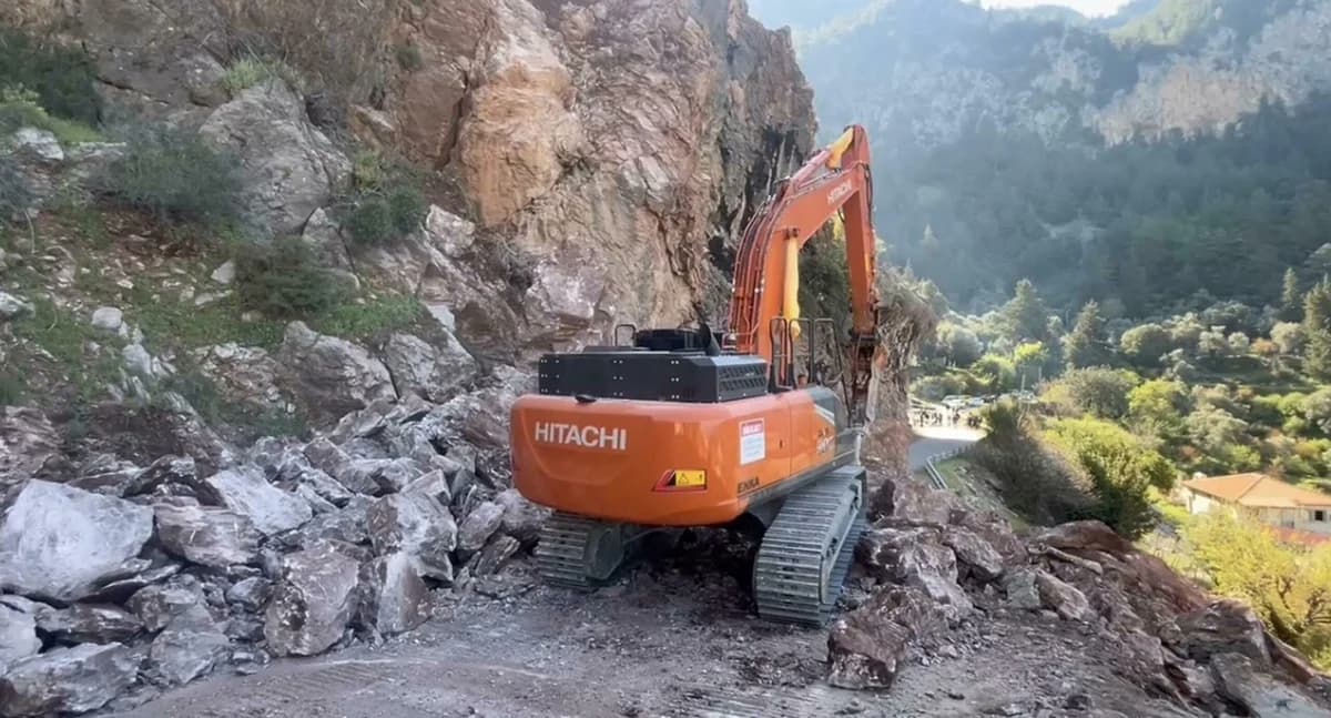 Fethiye’de Yamaçtan Düşen Kaya Parçaları Karayolunu Kapattı