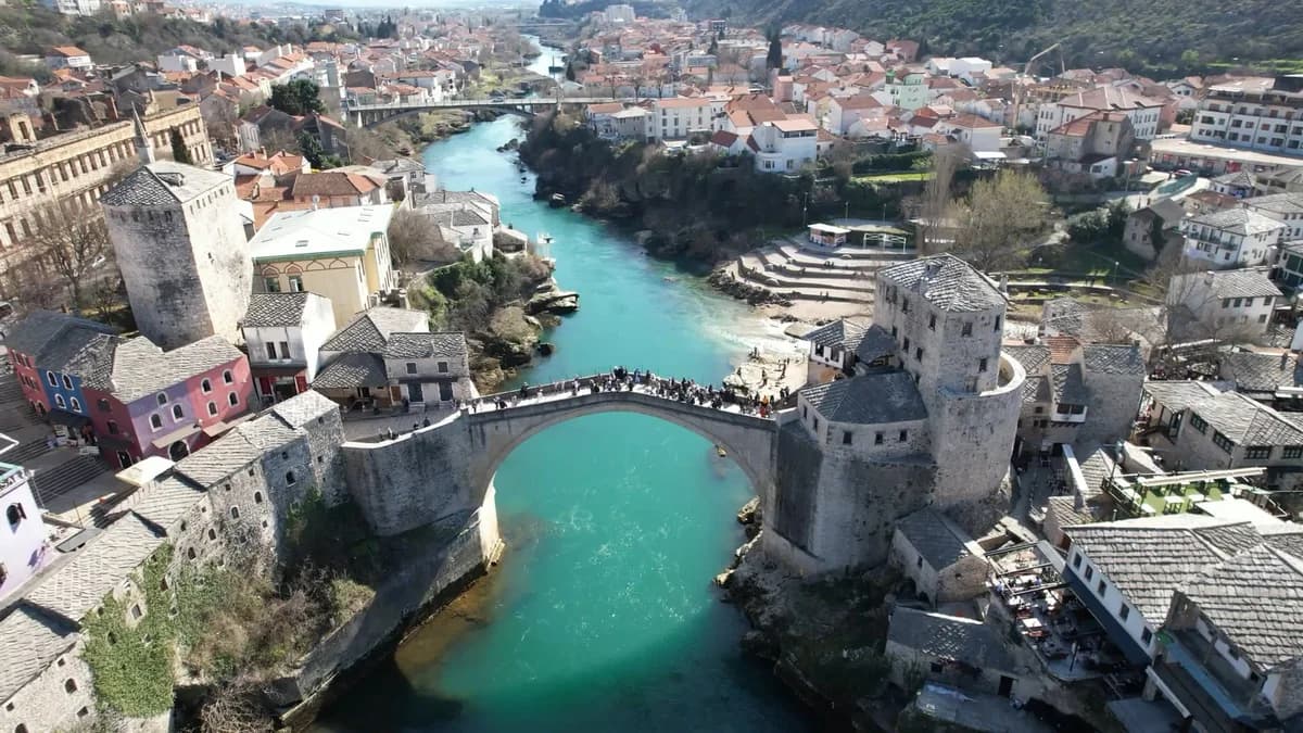 Mostar Köprüsü’ne Turist Akını: Kültürel Zenginliklerin Buluşma Noktası