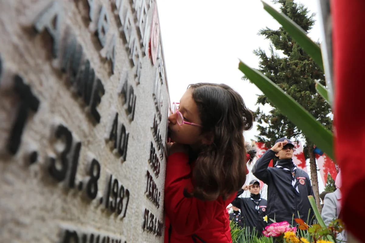 Elif’in Duygusal Anma Günü: Şehit Dayısının Fotoğrafına Sevgiyle Dokundu