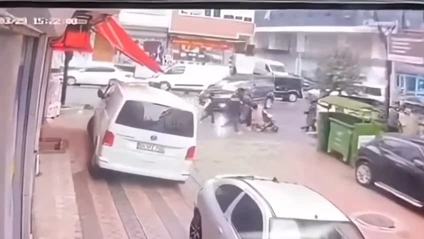 Sultangazi’de Hafif Ticari Araç Çocuğa Çarptı