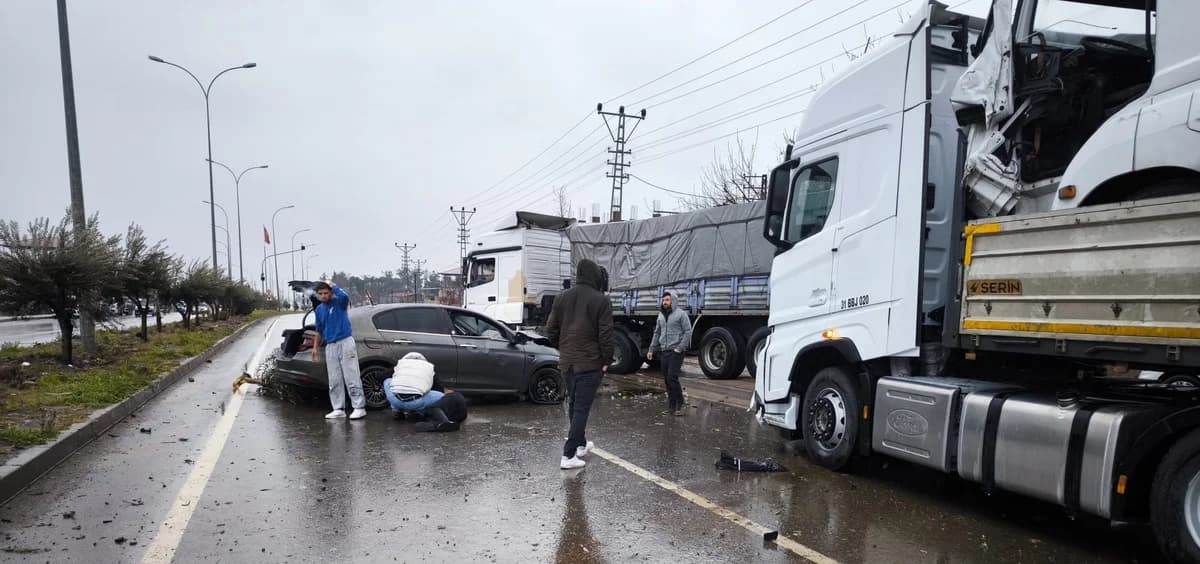 Gaziantep’te Trafik Kazası: Otomobil Aydınlatma Direğine ve TIR’a Çarptı, 2 Yaralı