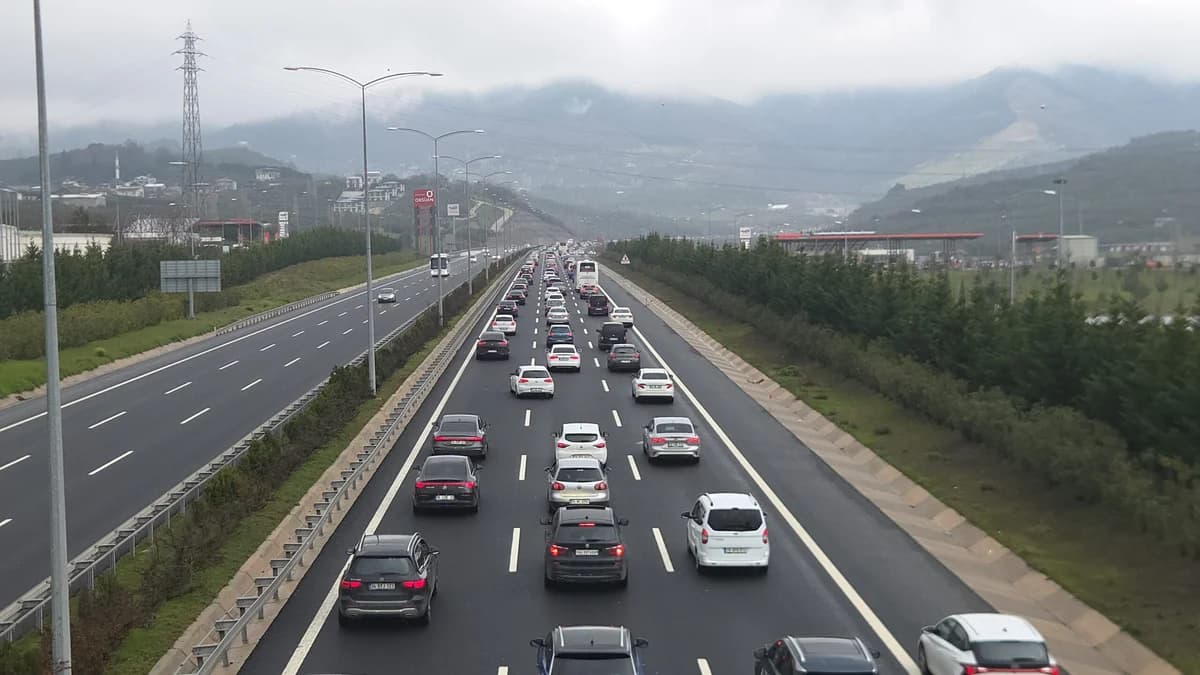 Bursa-Ankara Kara Yolunda Bayram Dönüşü Yoğunluğu Zirveye Ulaştı