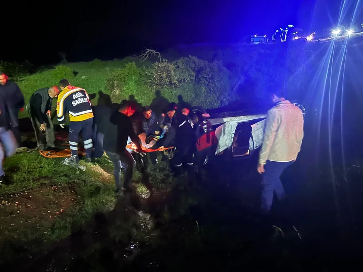 Cenazeye Gidenleri Taşıyan Araç Şarampole Yuvarlandı: 4 Yaralı