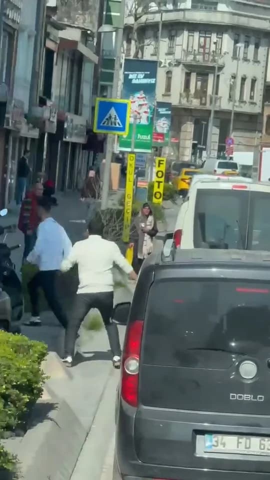 Beyoğlu’nda Tartışma Bıçaklı Saldırıya Dönüştü