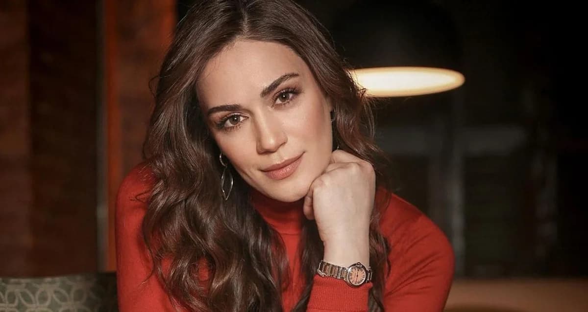 Özge Borak’tan Kariyer Hamlesi: Ünlü Oyuncu Üniversiteye Kayıt Yaptırdı