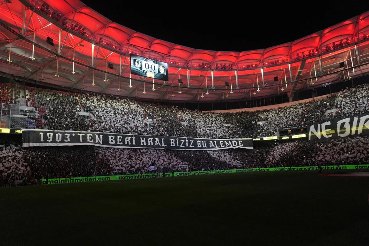 Beşiktaş-Galatasaray Derbisinde Taraftarlardan Görsel Şölen