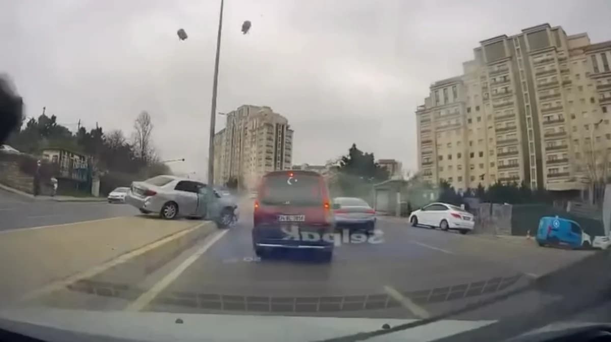 Ataşehir’de Şok Kaza: Otomobil Aydınlatma Direğine Çarptı, Anlar Kamerada
