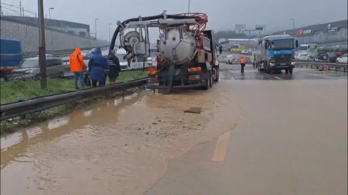 Çekmeköy’de Dere Taşması Sonucu Kadıköy Yolu Trafiğe Kapandı