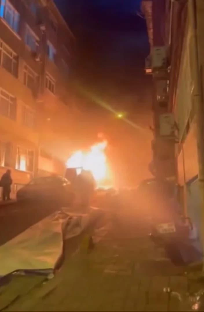 Fatih’te Park Halindeki Hafif Ticari Araçta Yangın Çıktı