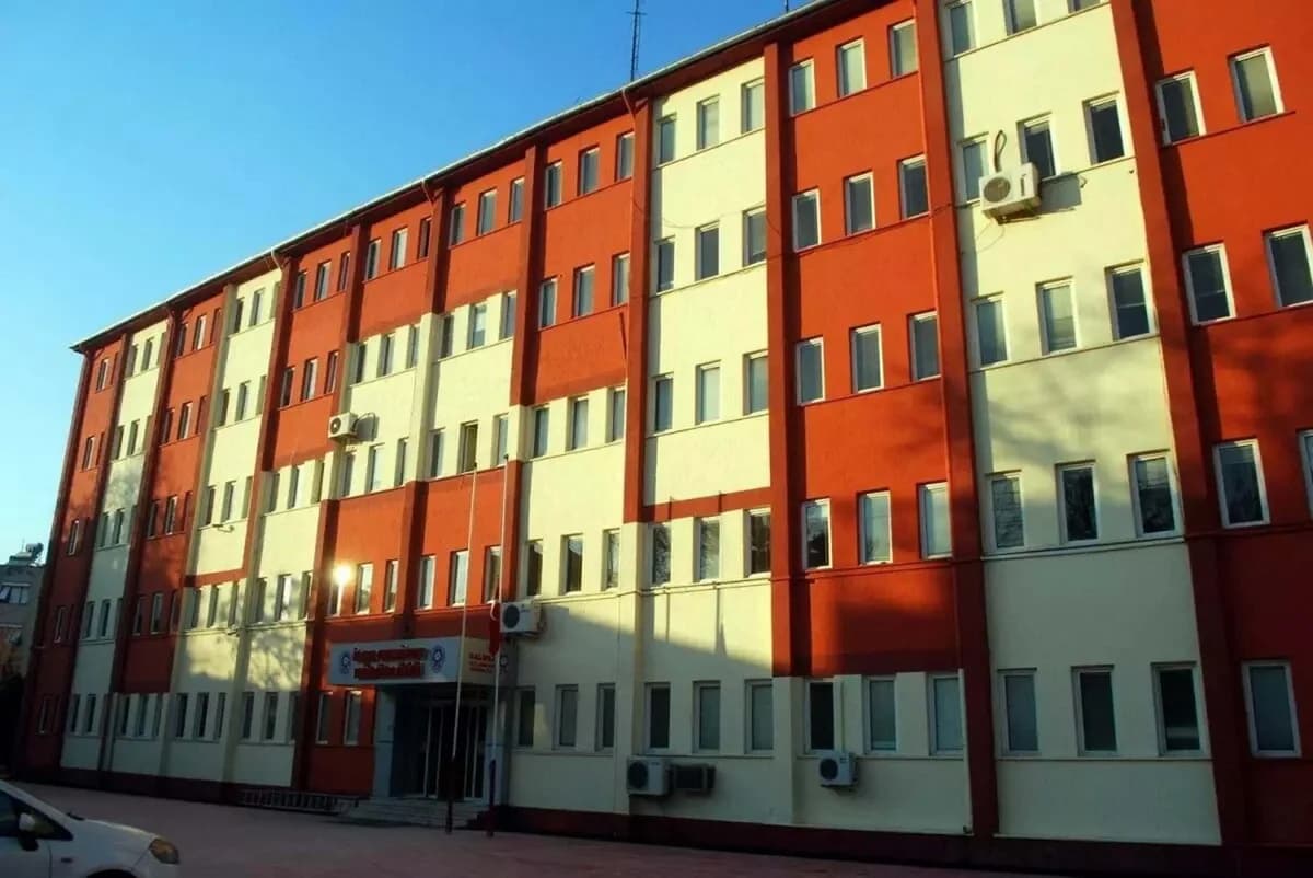 Manisa’da Fuhuş Operasyonu: 2 Kadın Gözaltında, 1 Tutuklama